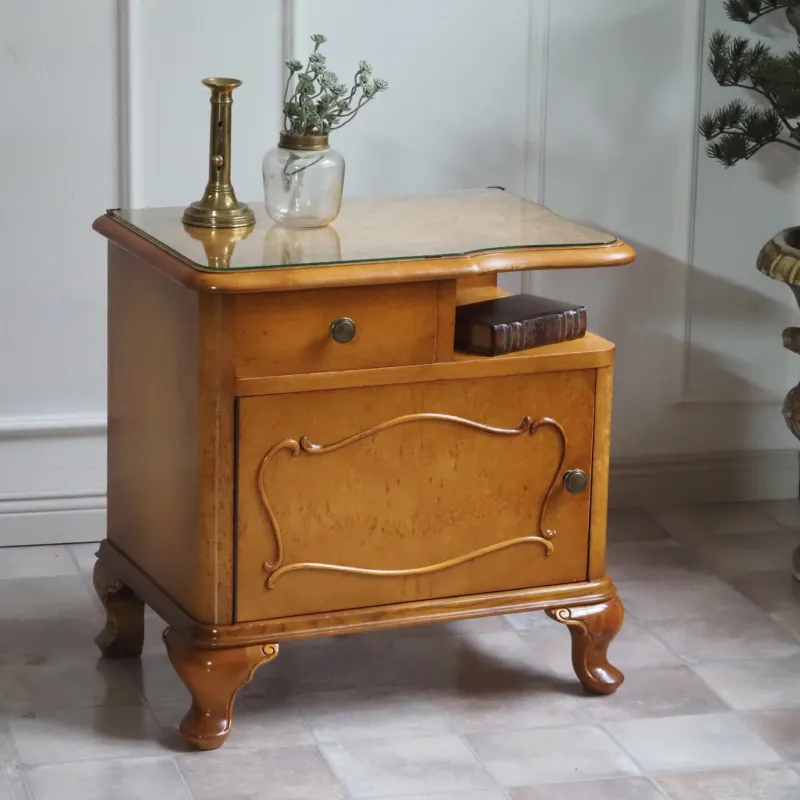 Nachttisch Louis XV Stil Vogelaugenahorn um 1950