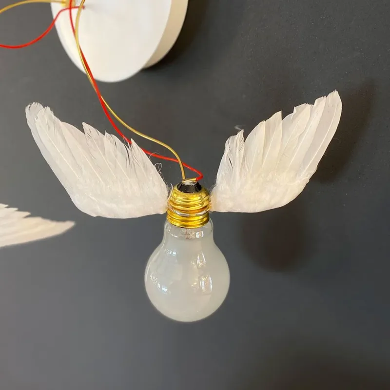 Flügelpaar für Lucellino, weiße Acrylflügel mit Glühbirne und goldenem Sockel, Frontalansicht