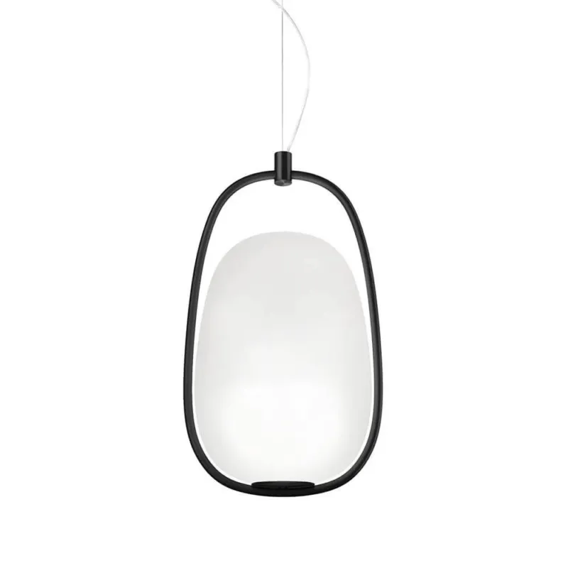 Kundalini Pendellampe Lanna Ø 22cm H 40cm Opalglas in modernem Design mit schwarzem Metallrahmen.