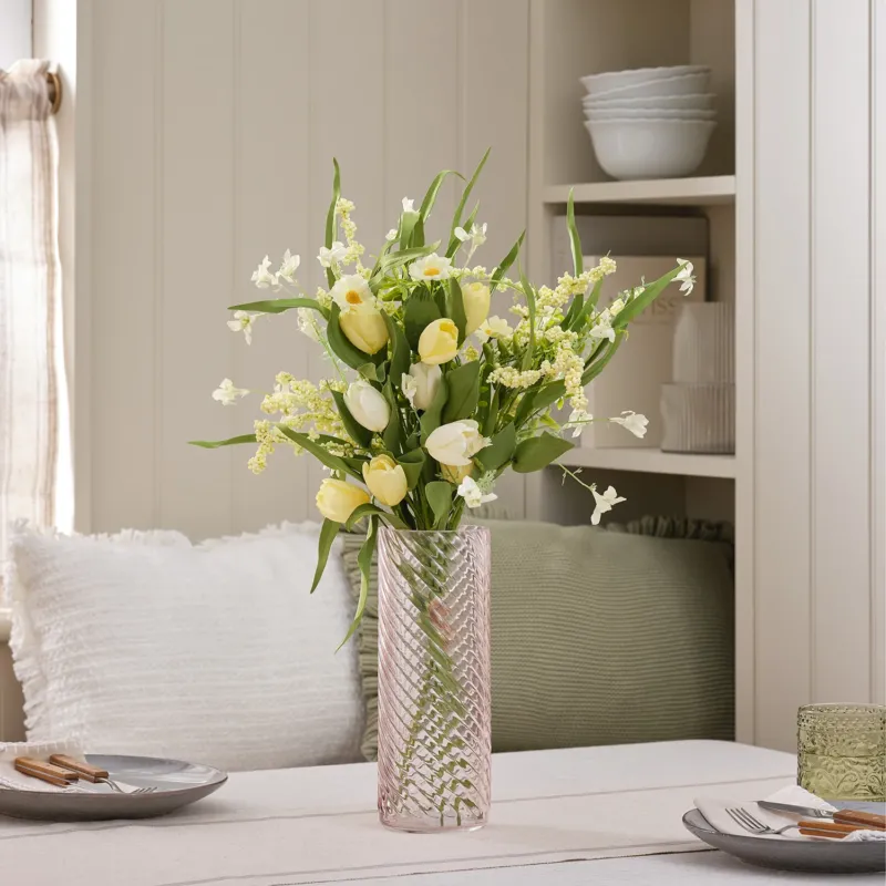 Rosafarbene Glasvase mit Struktur mit Blumen
