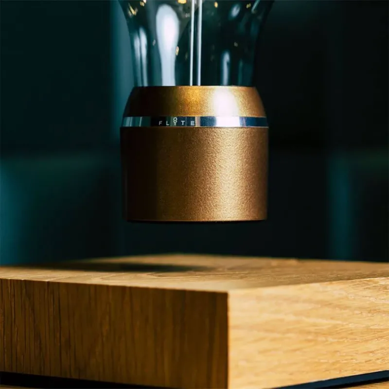 LED-Dekotischleuchte schwebende Glühbirne mit Goldfassung, Borosilikatglas und Eichenholzsockel
