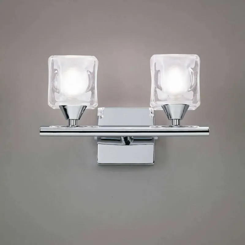 Doppel-Wandlampe Cuadrax Cristal mit geschwungener, eckiger Form und Glas-Elementen, moderne Lichtquelle.