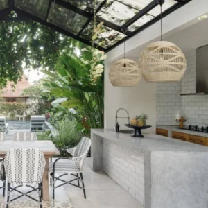 Marlo Pendelleuchte Kuppel Beige Rattan über moderner Outdoor-Küche mit skandinavisch-ethnischem Design