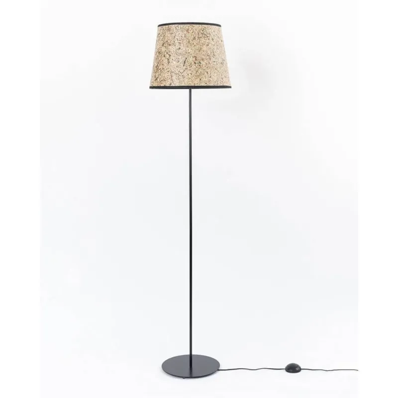 Metall Stehleuchte mit Heuschirm auf einem weißen Hintergrund, elegantes Design für natürliche Wohnatmosphäre.