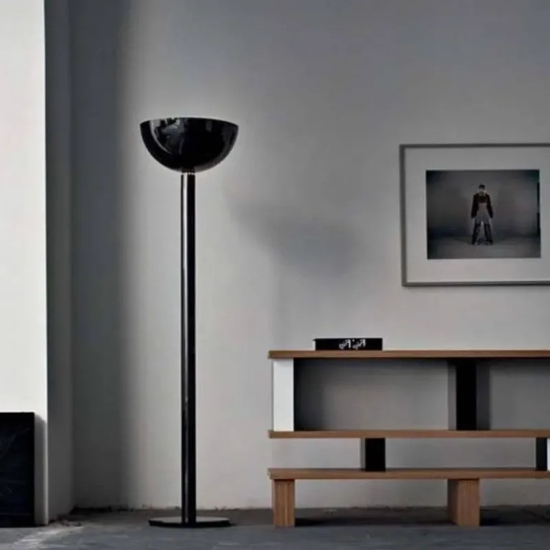 Nemo Am2Z Stehlampe klassisch von Albini in modernem Raum mit minimalistischer Einrichtung.