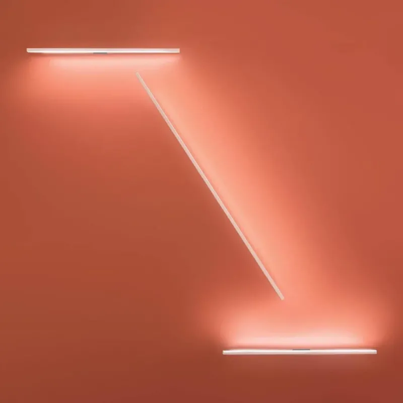 Nemo Linescapes Wall 182 LED Wandlampe an einer roten Wand, dekorative Beleuchtung mit modernem Design.