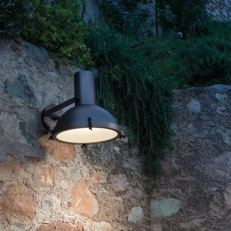 Nemo Projecteur 365 Outdoor Wandstrahler IP65 an einer Steinmauer in der Nacht beleuchtet.