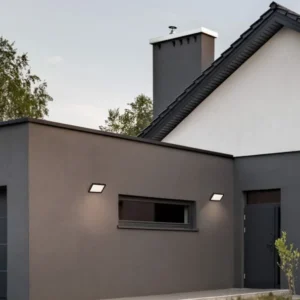 Nobu LED Außenwandleuchte 3000K Schwarz IP65 an moderner Hausfassade für Terrasse und Eingangsbereich