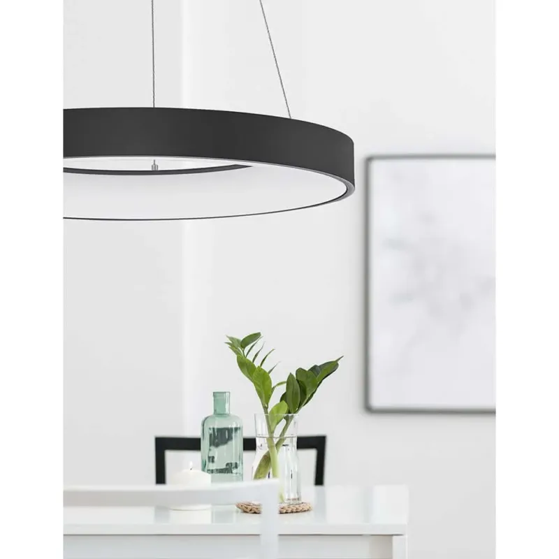 Rando LED Thin Hängelampe Ø 60cm Acryl über einem Tisch in modernem Wohnraum.