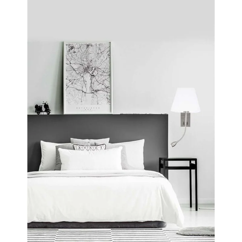 Valencia Wandlampe mit LED Leselampe über einem modernen Bett in einem stilvollen Schlafzimmer.