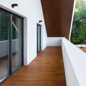 Nus LED Außenwandleuchte 3000K Down Anthrazit IP54 an moderner Hausfassade für Balkon und Terrasse
