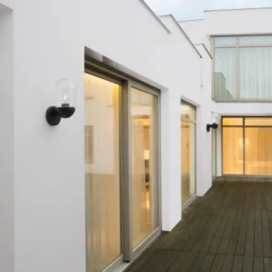 Omika Außenwandleuchte Dunkelgrau IP54 an moderner Hausfassade für Balkon, Terrasse und Hauseingang
