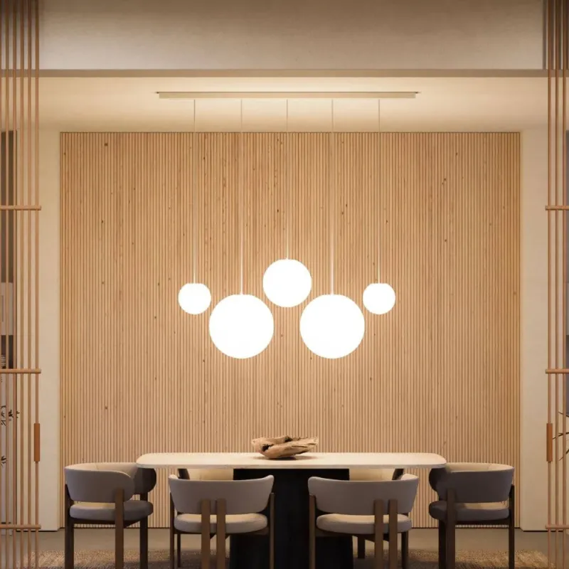 s.luce Orb Esstisch-Hängeleuchte 5-flammig 160cm über einem eleganten Esstisch in modernem Ambiente