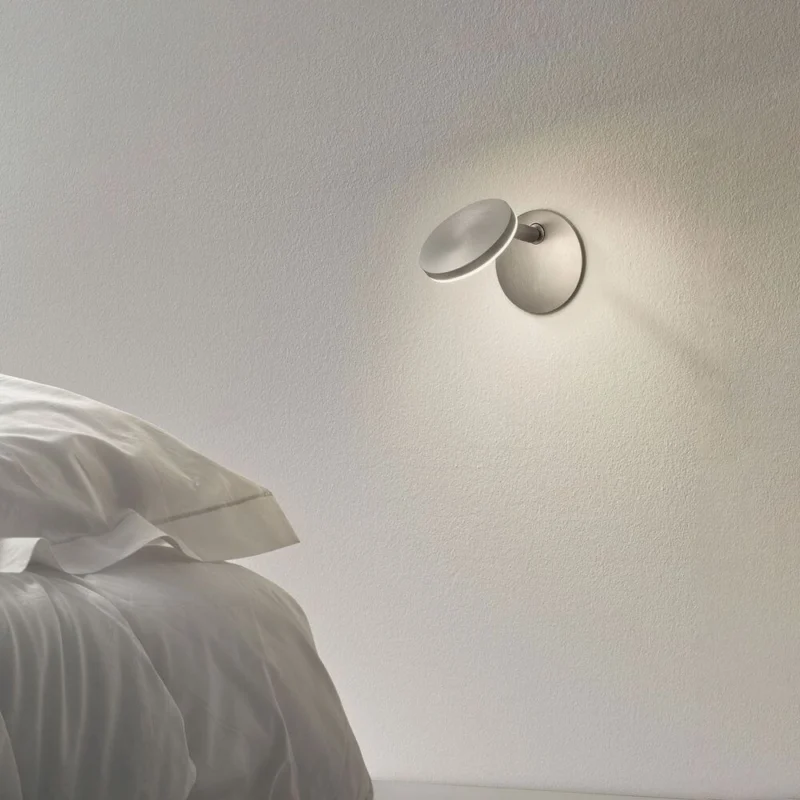 Panzeri Bella Einbau LED-Wandlampe Touchschalter an einer Wand neben einem Bett mit frischen weißen Bettwäsche.