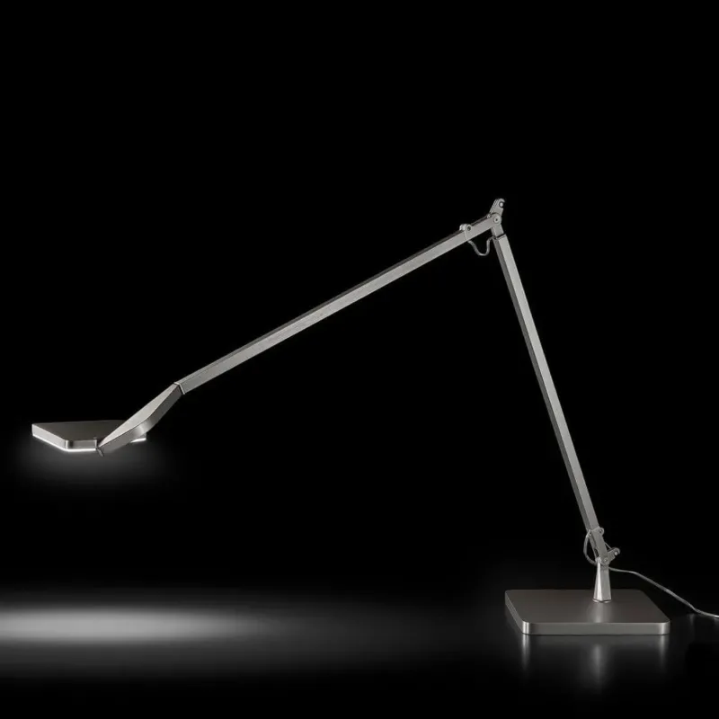 Panzeri Jackie LED-Tischlampe verstellbar mit Touchdimmer auf schwarzem Hintergrund beleuchtet.