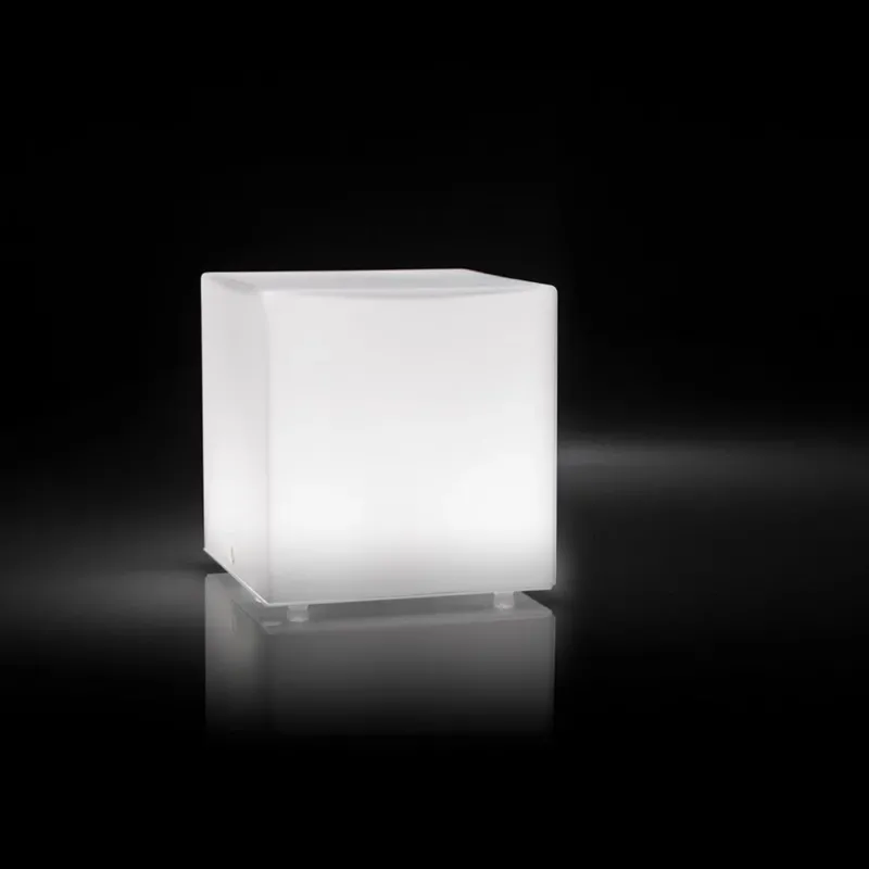 Produktbild der Panzeri Kubik LED-Tischlampe Glaswürfel mit würfelförmigem Diffusor aus satiniertem Glas.