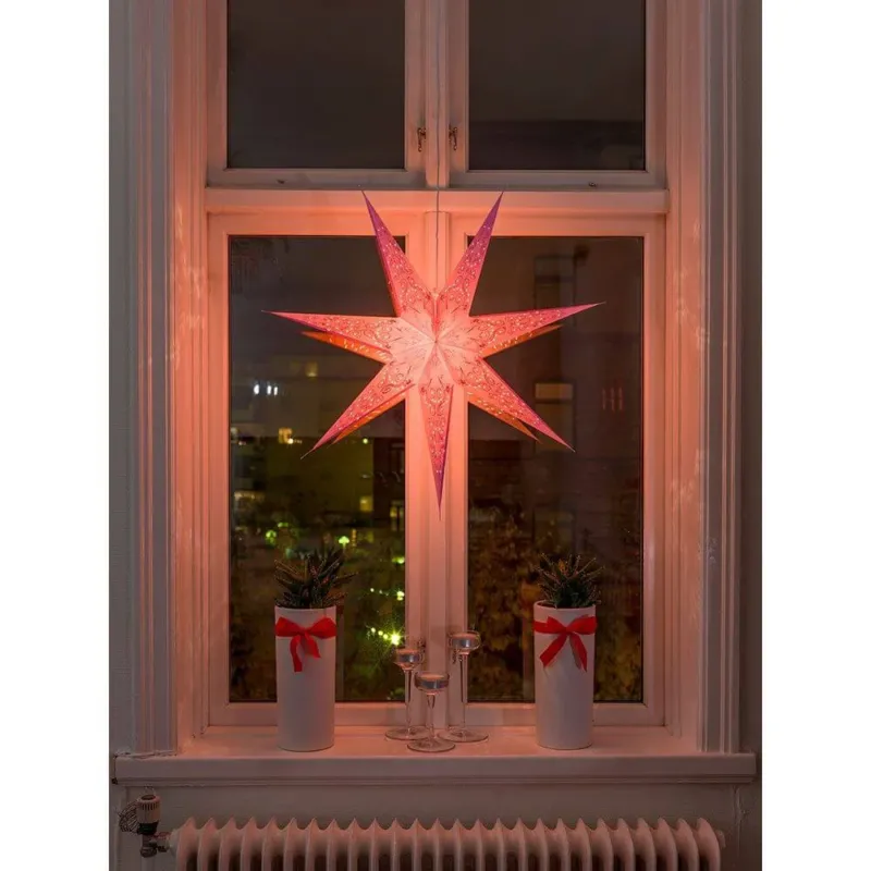 Pinker Papierstern perforiert und pink bestickt 7 Zacken ohne Leuchtmittel leuchtet im Fenster und schafft gemütliche Stimmung.