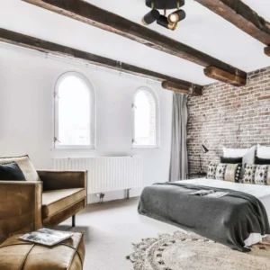 Pogno Deckenleuchte 3-flammig Ø 22cm Schwarz, Gold im modernen Schlafzimmer mit Holzdecke