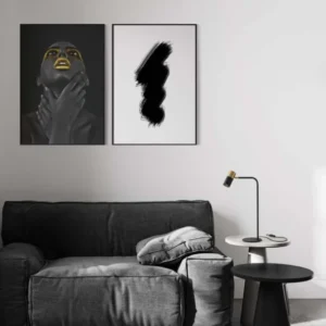 Pongo Tischleuchte Schwarz, Gold auf Beistelltisch in modernem Wohnzimmer mit schwarzem Sofa