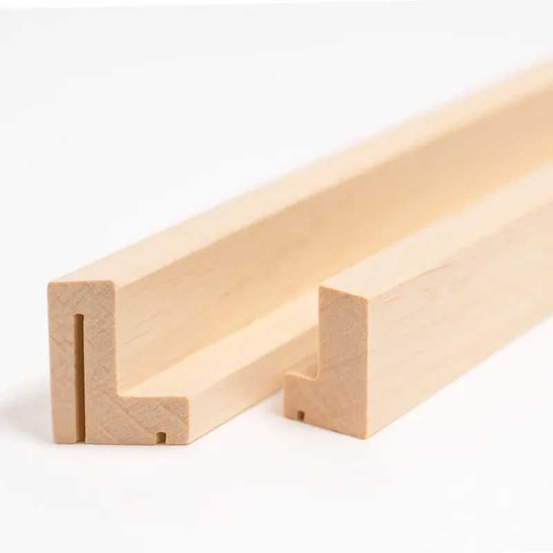 Schattenfugenrahmen aus Massivholz Abachi im Gehrungsschnitt, hochwertige Holzleisten mit durchgehender Nut, ideal für Keilrahmen und Leinwände – Produktfoto vor weißem Studiohintergrund.
