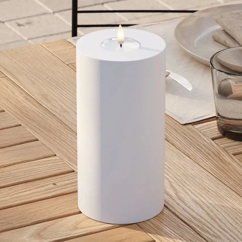 LED Stumpenkerze mit 3D-Flamme aus Echtwachs von Nordic Flame auf Holztisch, Outdoor