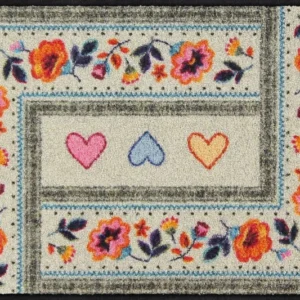 Salonloewe Fußmatte mit drei Herzen und floralem Boho-Muster auf beigem Hintergrund