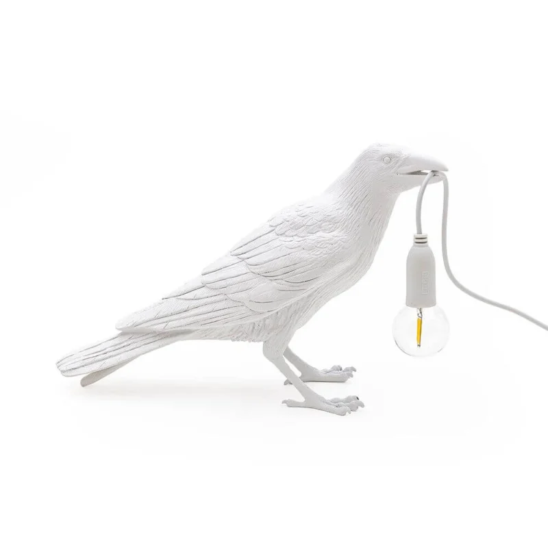 Seletti Bird Außen-Tischleuchte in Form eines weißen Raben mit einer Glühbirne, designed von Marcantonio.