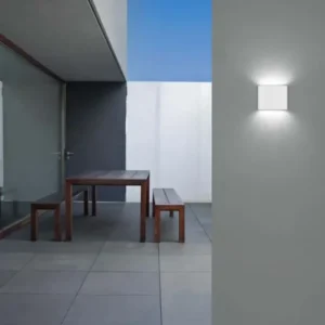 Soho LED Außenwandleuchte Qudadratisch Up & Down 3000K IP54 an moderner Fassade mit warmweißem Licht