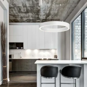 Moderne Küche mit Sting LED Pendelleuchte Ø 60cm 3000K über einer weißen Insel und stylischen schwarzen Barhockern.
