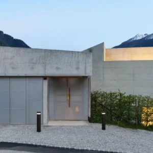 Tala LED Außenwegeleuchte Lichtauslass Geschlossen 3000K Schwarz IP54 vor modernem Wohnhaus