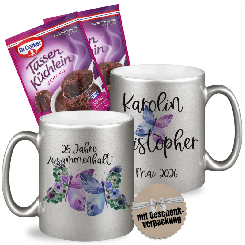 Silberne Tassen mit personalisierten Namen und Geschenkverpackung.