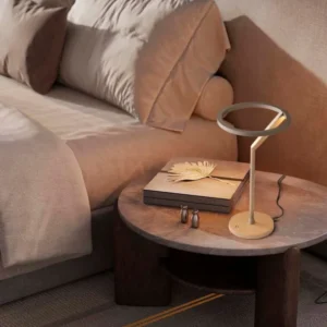 Tilia LED Tischleuchte Ø 22cm 3000K auf Nachttisch im modernen Schlafzimmer, minimalistisches Design in Sandy Black