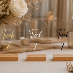 Transparente Acryl Tischnummer Hochzeit mit Holzfuß und Beschriftung in Gold, Weiß oder Schwarz im Boho-Stil