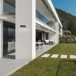 Trendo LED Außenwandleuchte 3000K Anthrazit IP65 an moderner Hausfassade für stilvolle Außenbeleuchtung