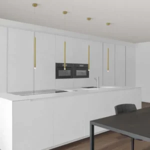 Trimle LED Pendelleuchte H 50cm Ø 2,5cm 3000K in gebürstetem Gold über weißer Kücheninsel, schlanke zylindrische Pendelleuchten