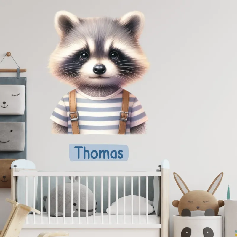 Süßer Waschbär mit gestreiftem Shirt und Namen Thomas.