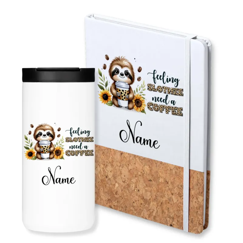Weißer Becher und Notizbuch mit Faultier-Motiv.