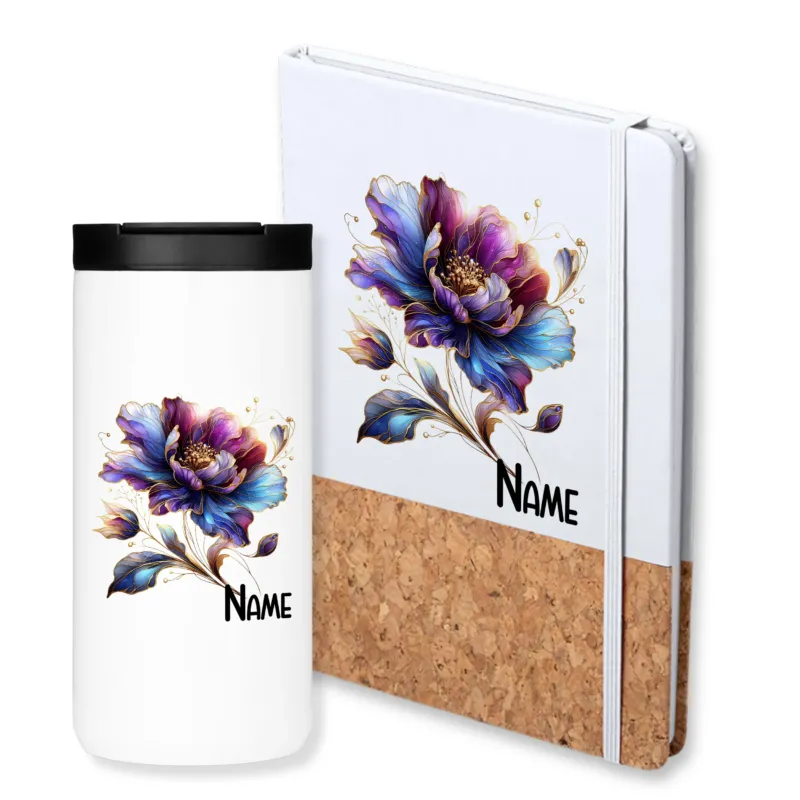 Weißer Becher mit lila-blauer Blume und Notizbuch.