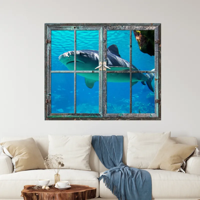 Fenster mit Haifisch im blauen Wasser, rustikaler Rahmen.