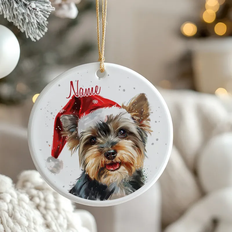 Weihnachtlicher Hund mit rotem Hut, personalisierbar.