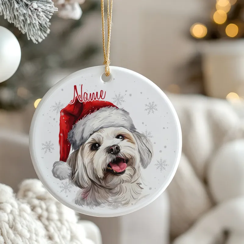 Runder Weihnachtsanhänger mit Hund im roten Weihnachtsmannhut.