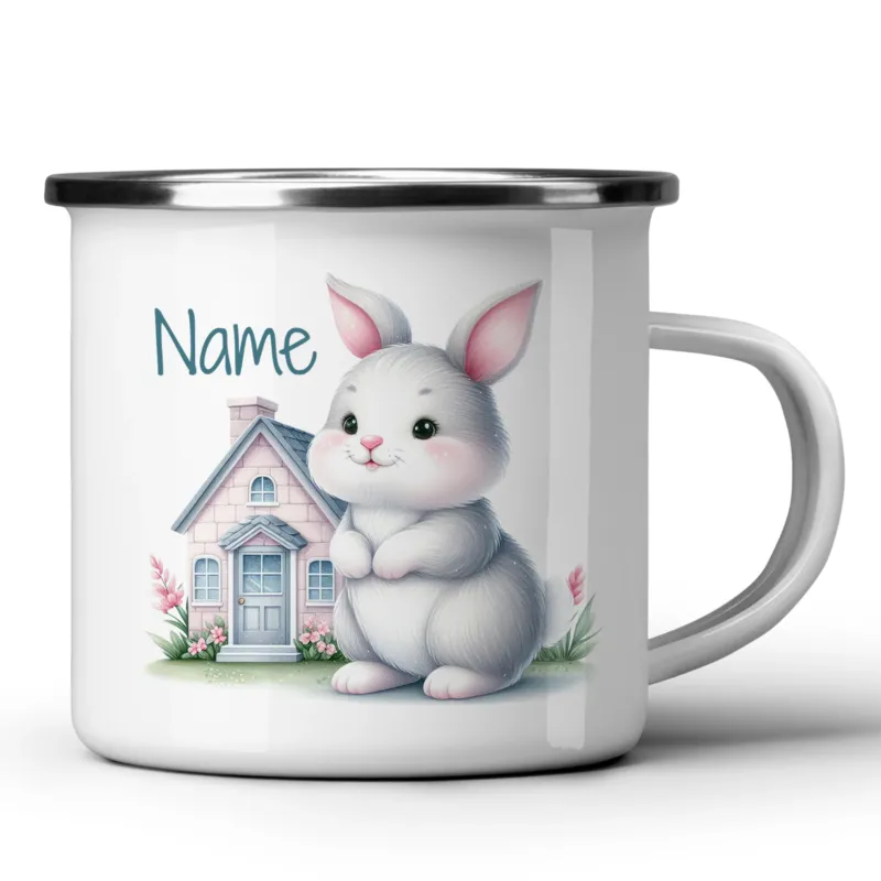 Weißer Emaille-Becher mit niedlichem Kaninchen und Haus.