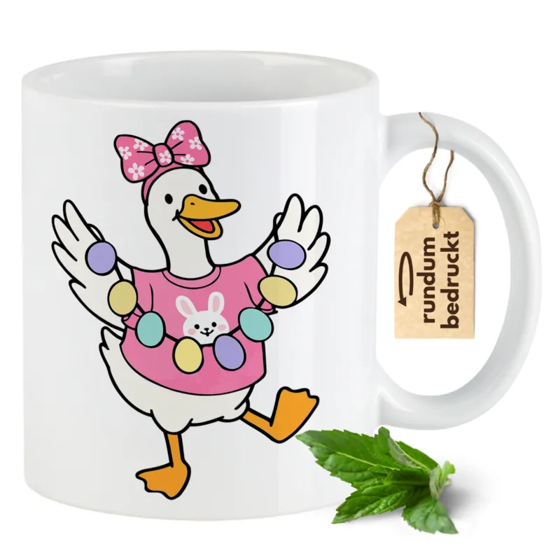 Weiße Tasse mit bunter Ente im Osteroutfit.