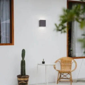 Zaro LED Außenwandleuchte 3000K Anthrazit IP65 an moderner Hausfassade