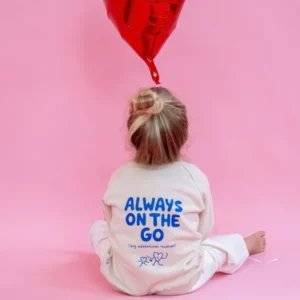 Kinderpullover in beige mit blauer Schrift Always on the go (big adventures involved)