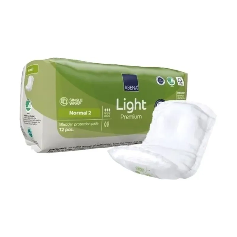 Das Bild zeigt eine Packung Abena Light Normal Inkontinenzeinlagen. Die Verpackung ist überwiegend in Weiß und Blau gehalten, mit abgerundeten Ecken. Auf der Vorderseite sind der Schriftzug "Abena" und der Hinweis "Light Normal" gut sichtbar. Außerdem sind Piktogramme für die Saugstärke und die Größe abgebildet. Der Hintergrund der Verpackung ist hell, während die Einlagen selbst nicht sichtbar sind. Die Verpackung vermittelt Sauberkeit und Diskretion, was für Inkontinenzprodukte wichtig ist.