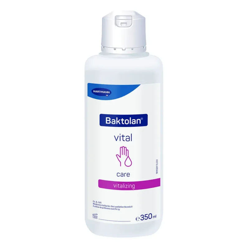 Abbildung eines Bode Baktolan Vital Handdesinfektionsmittels in einer transparenten Flasche. Die Flasche hat einen weißen Pumpkopf und ist mit einem ebenfalls weißen Etikett versehen, auf dem der Produktname "Baktolan Vital" in blauer Schrift steht. Rote und grüne Elemente heben wichtige Informationen hervor. Der Hintergrund ist neutral und sorgt für einen klaren Fokus auf dem Produkt. Das Handdesinfektionsmittel ist klar und deutlich sichtbar, wobei der Flüssigkeitsstand deutlich erkennbar ist.