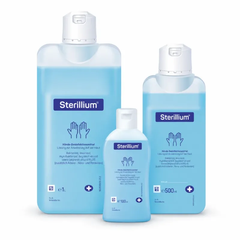 Drei Sterillium Flaschen auf weißem Hintergrund: 1 Liter links, 100 ml vorne mittig, 500 ml rechts.