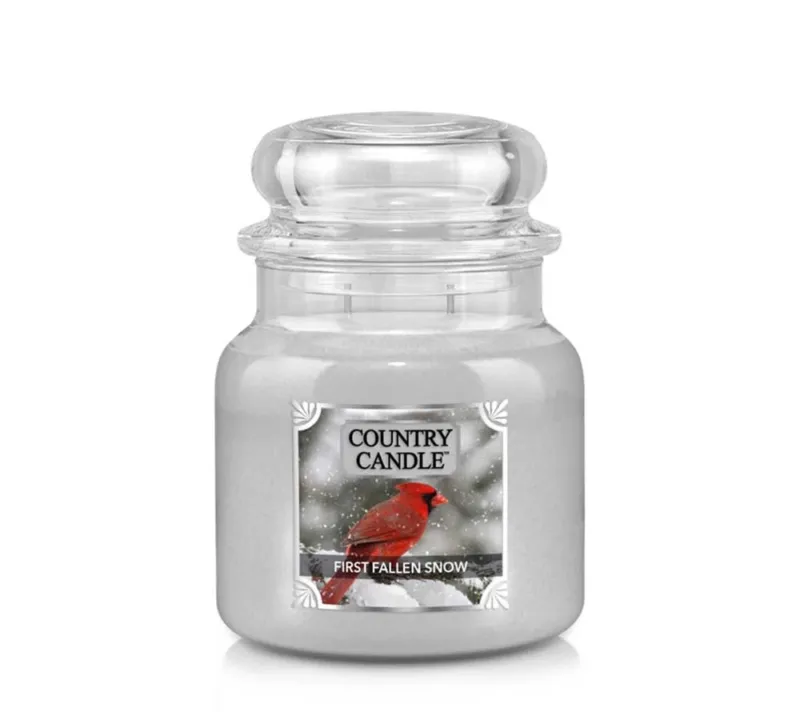 First Fallen Snow Duftkerze von Country Candle – Winterduft mit Beeren & Zitrus online bestellen