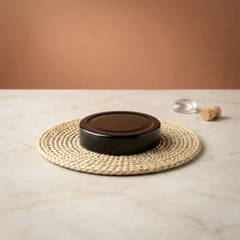 Couvercle noir pour bocal de 212 ml sur set rond en fibre naturelle